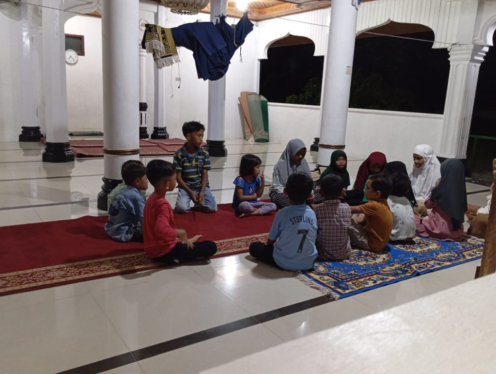 Anak-anak sedang mengikuti Pengajian bakda magrib